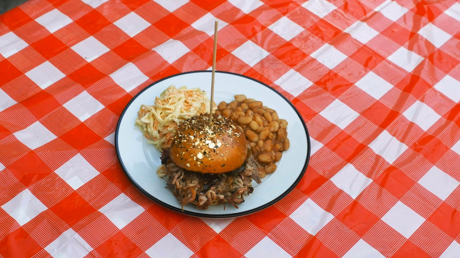 Assiette dressée sur nappe vichy, vue plongée
