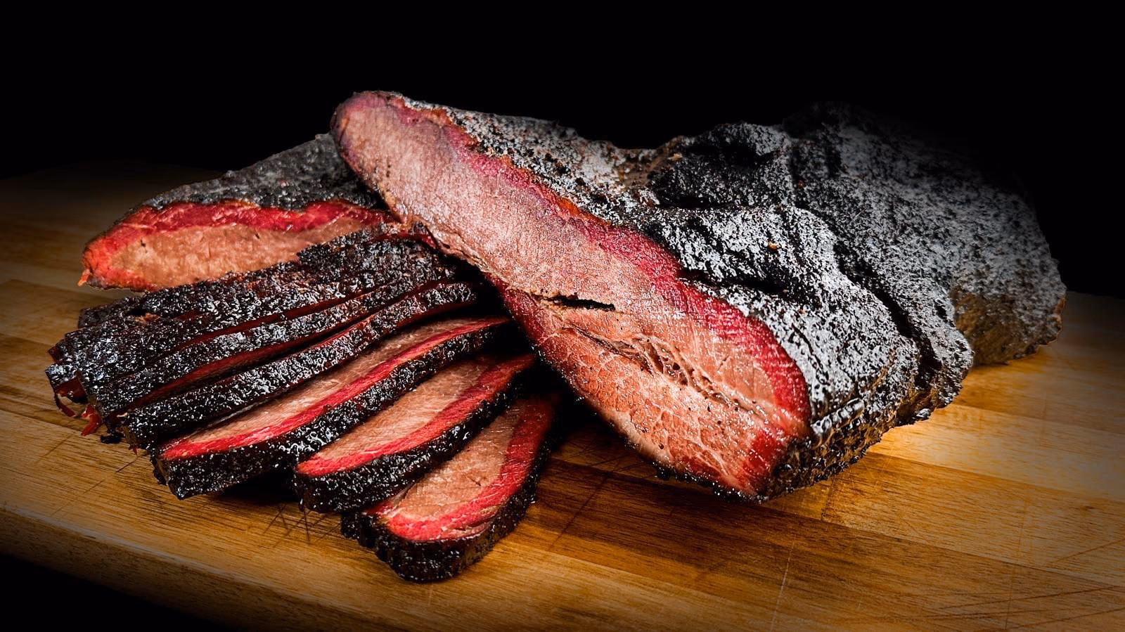 Brisket de bœuf fumé au feu de bois, tranché : bark sombre et anneau de fumée rosé