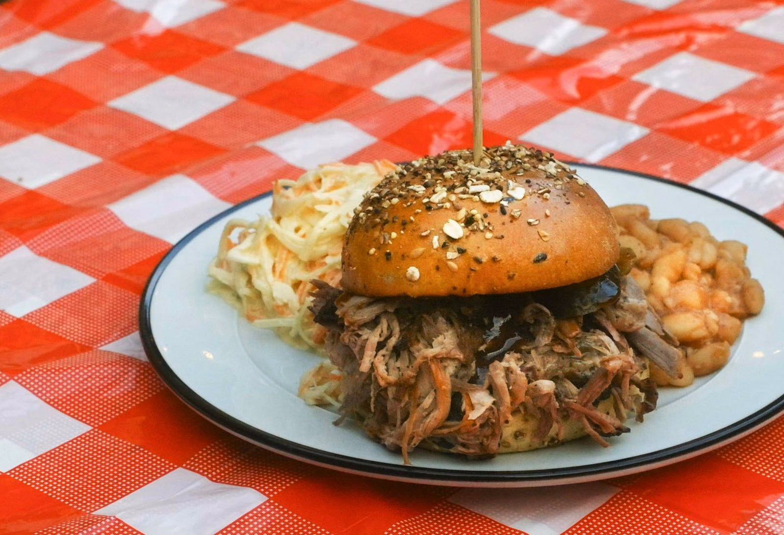 Burger pulled pork et coleslaw servis sur nappe vichy