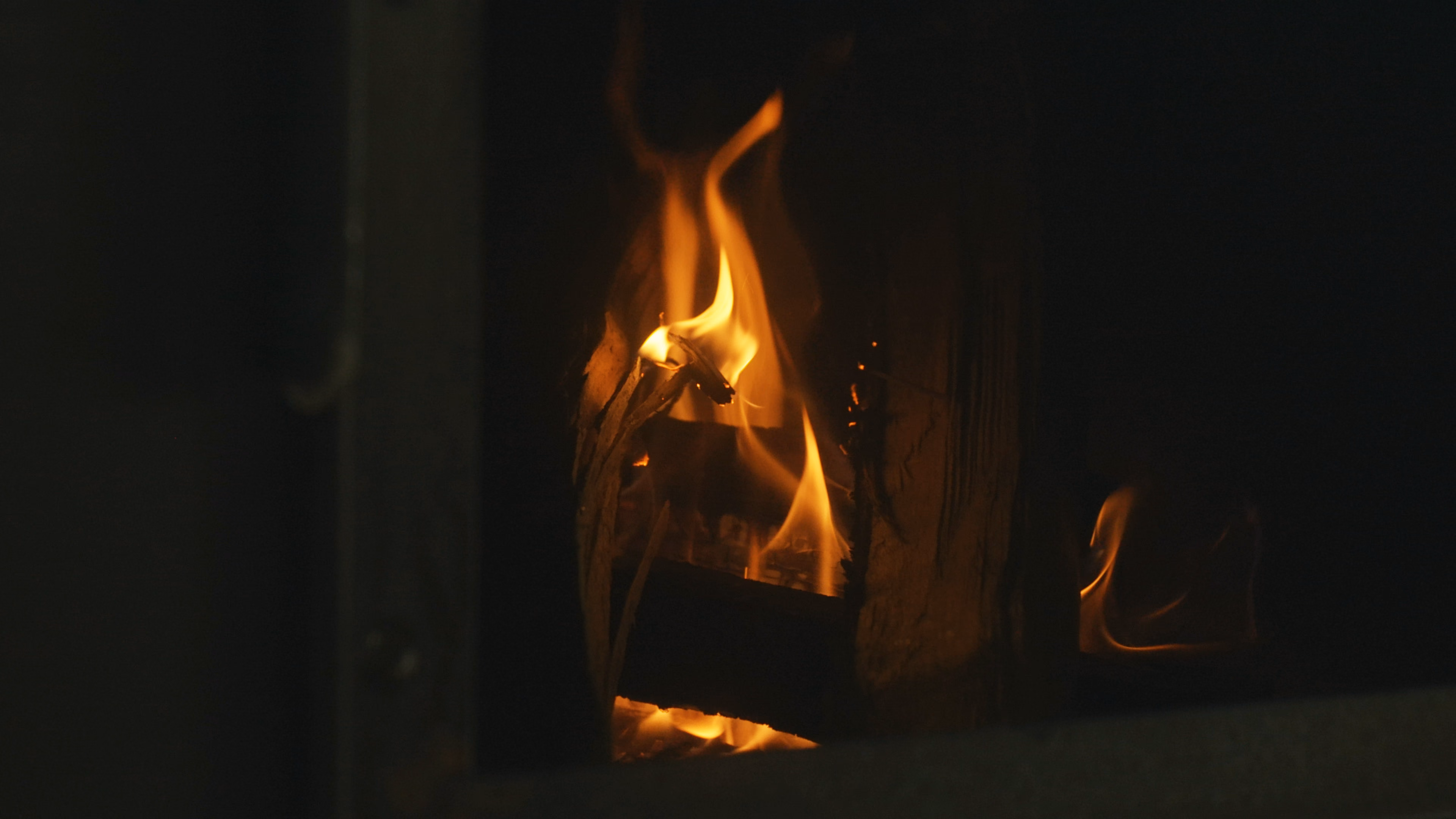 Feu de bois en pleine flamme dans le foyer du smoker