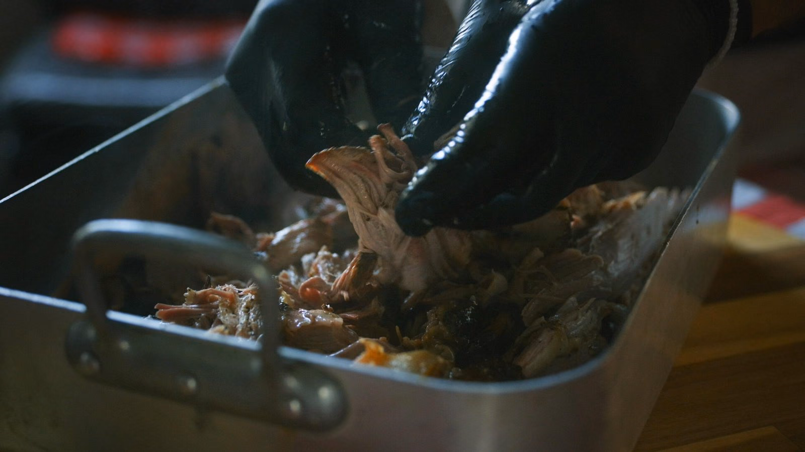 Pulled pork effiloché à la main, à la sortie du fumoir