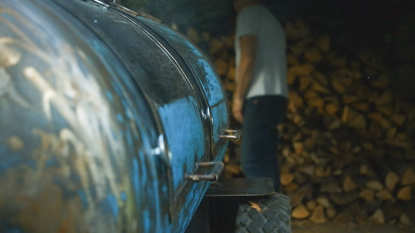 Smoker installé devant une corde de bois