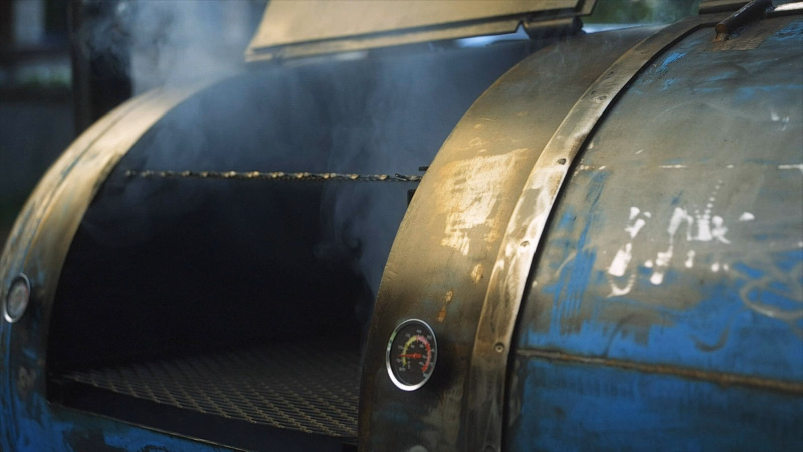 Fumée qui s’échappe du smoker